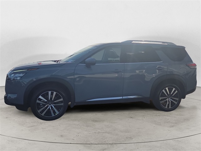 2025 Nissan Pathfinder Platinum photo 2