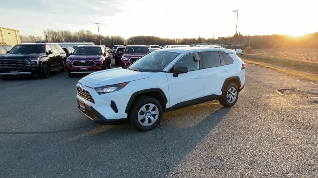 2022 Toyota RAV4 LE photo 4