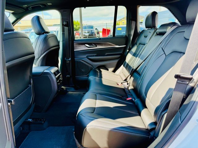 2025 Jeep Grand Cherokee Limited photo 25