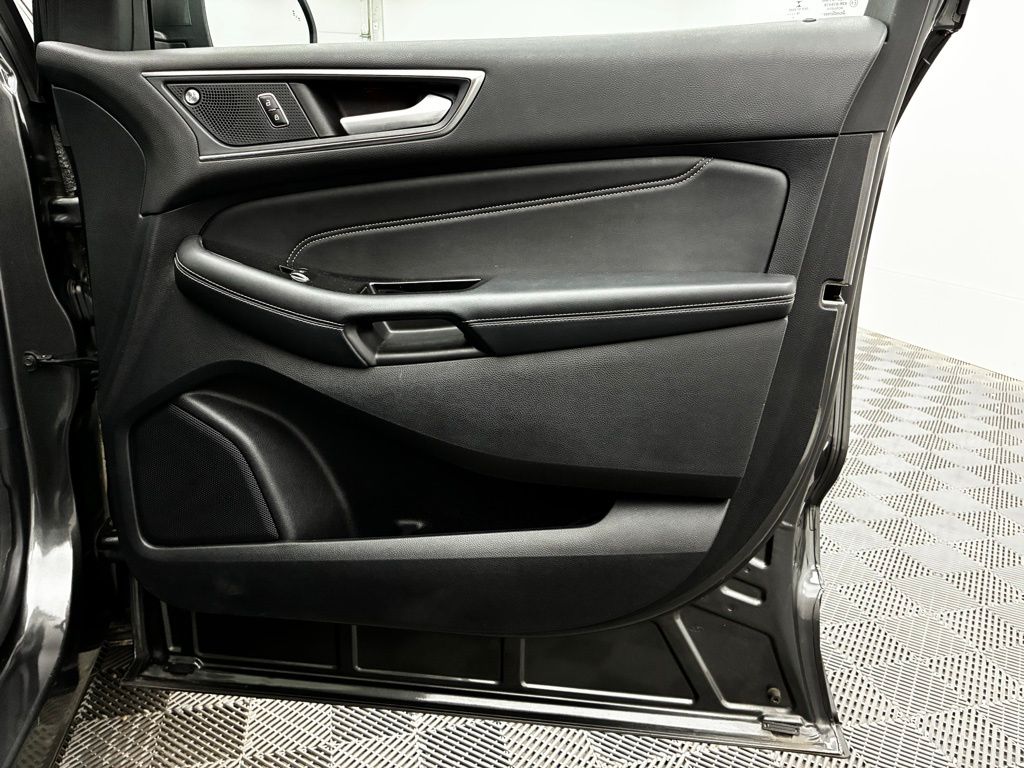 2020 Ford Edge Titanium photo 27