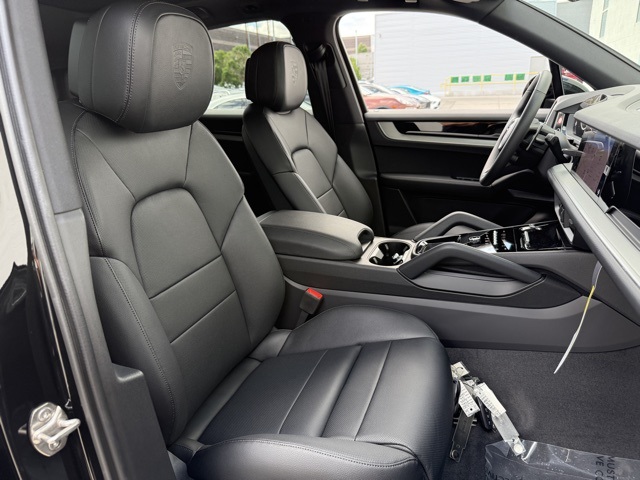 2025 Porsche Cayenne Base photo 18