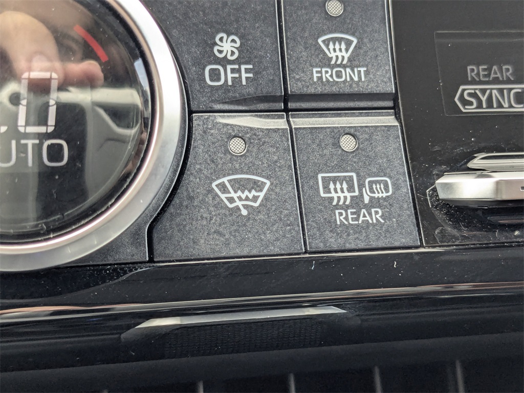 2023 Toyota Highlander LE photo 29