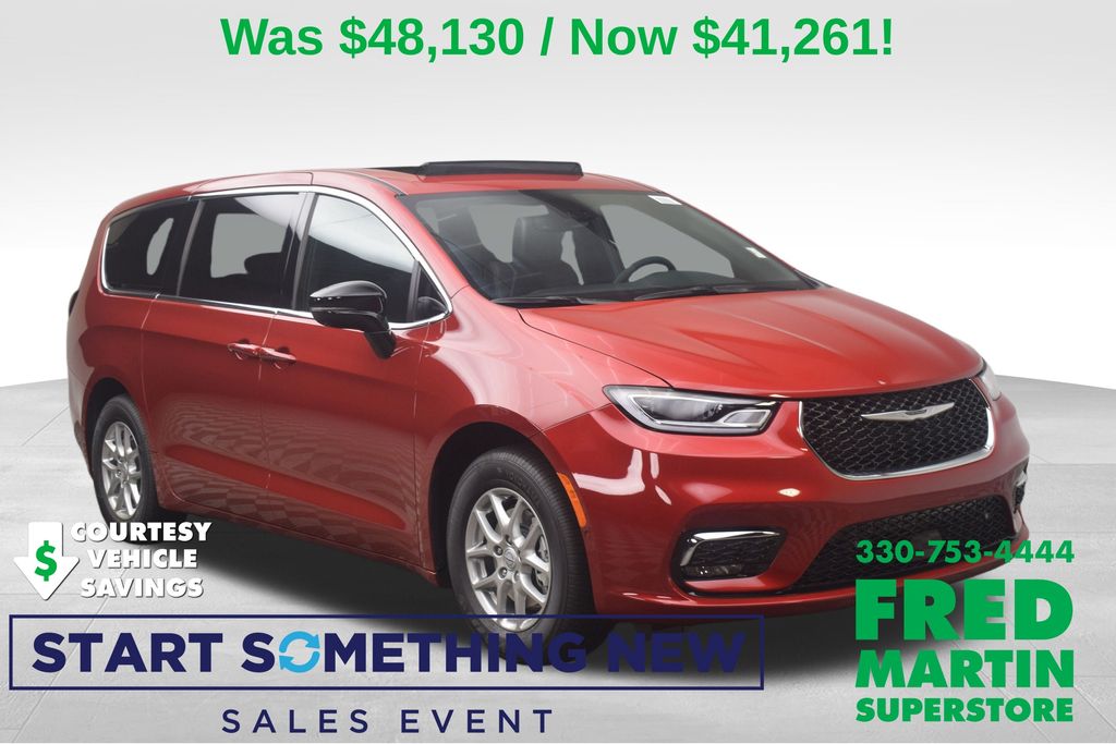 2026 Chrysler Pacifica Select's photo