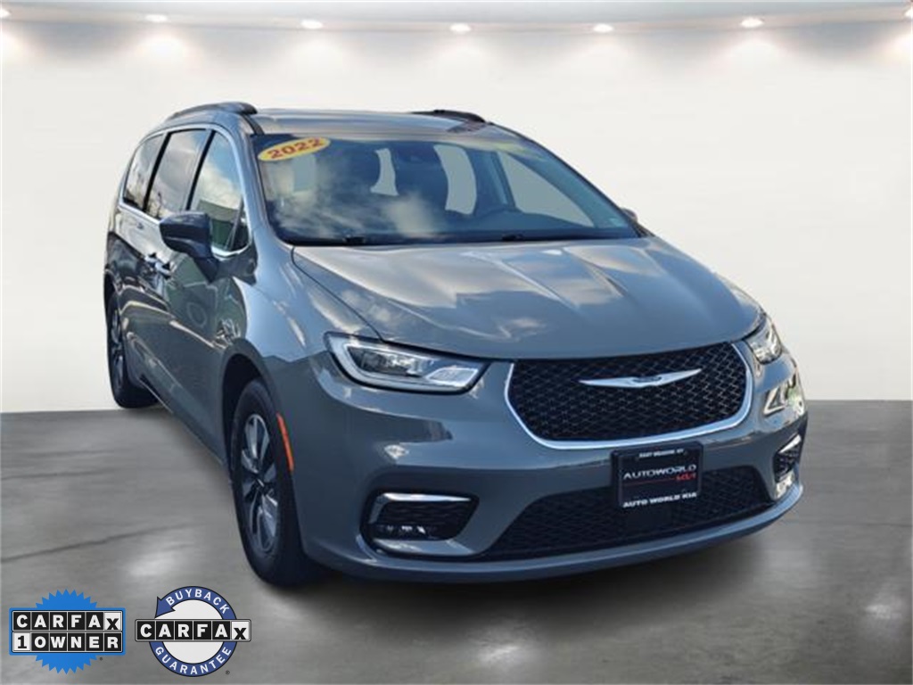 2022 Chrysler Pacifica Hybrid Touring L's photo