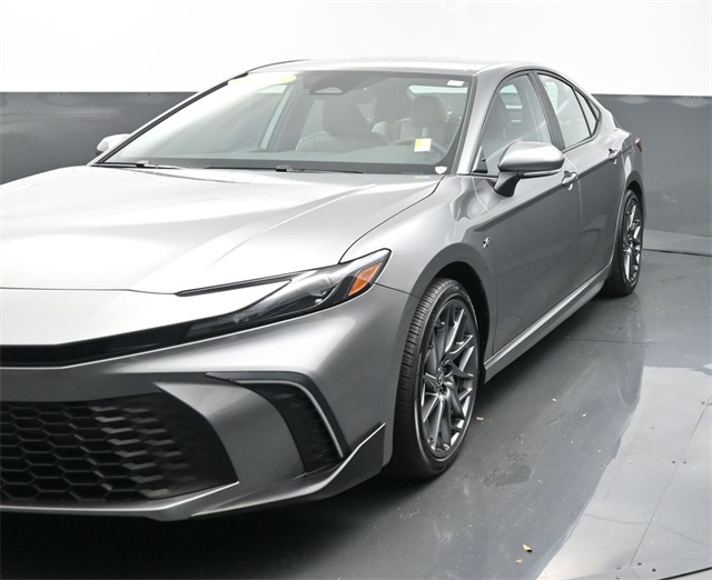 2025 Toyota Camry SE's photo