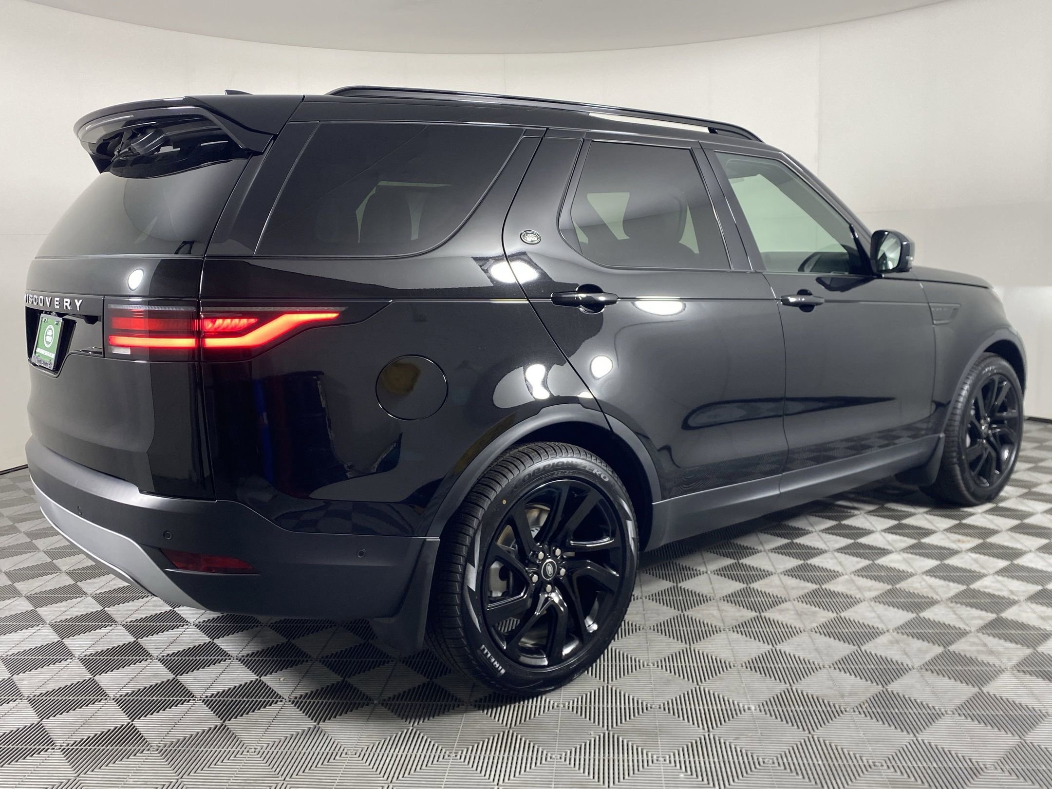 2025 Land Rover Discovery S photo 6