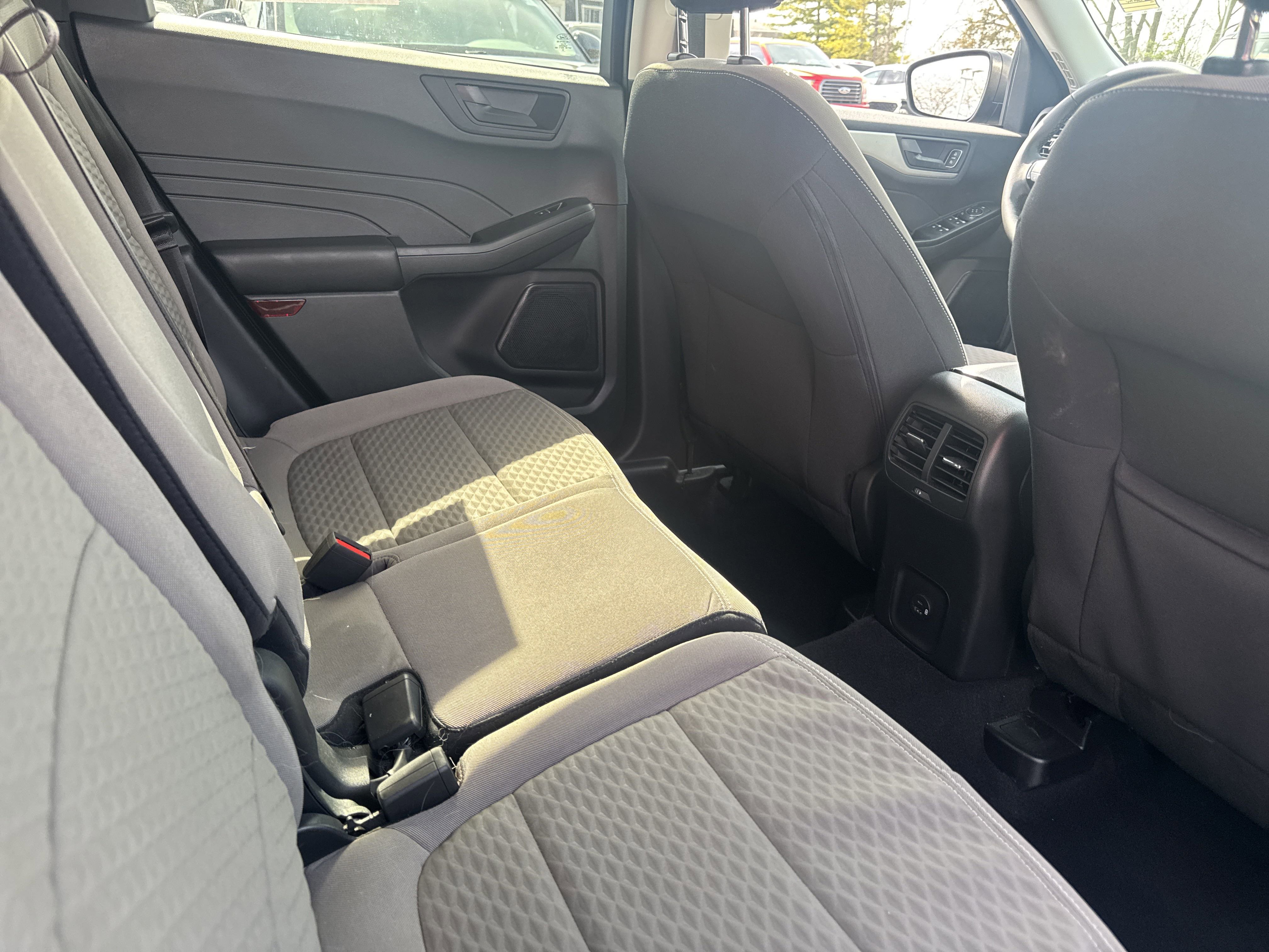 2022 Ford Escape SE photo 2
