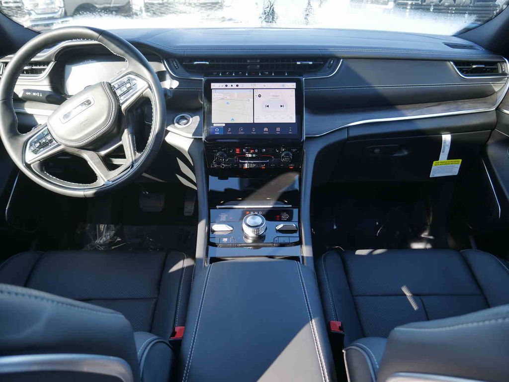 2025 Jeep Grand Cherokee Overland photo 4