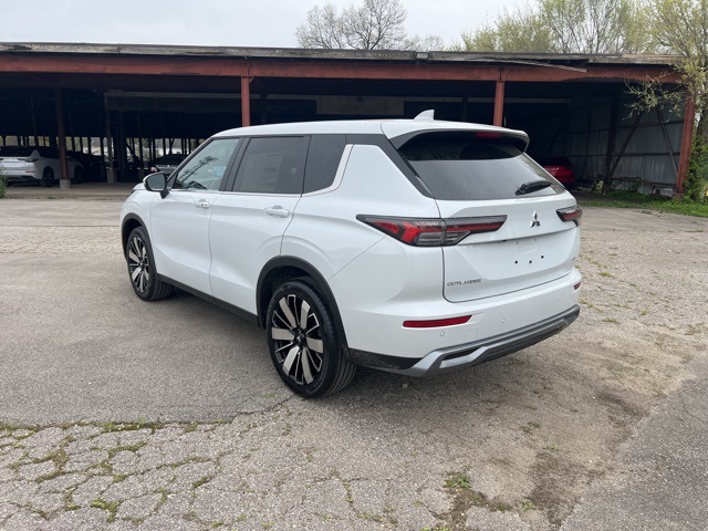2025 Mitsubishi Outlander SE photo 5