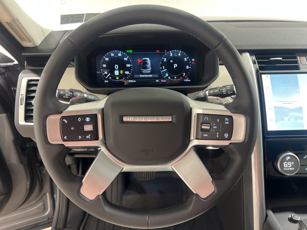 2025 Land Rover Discovery S photo 13
