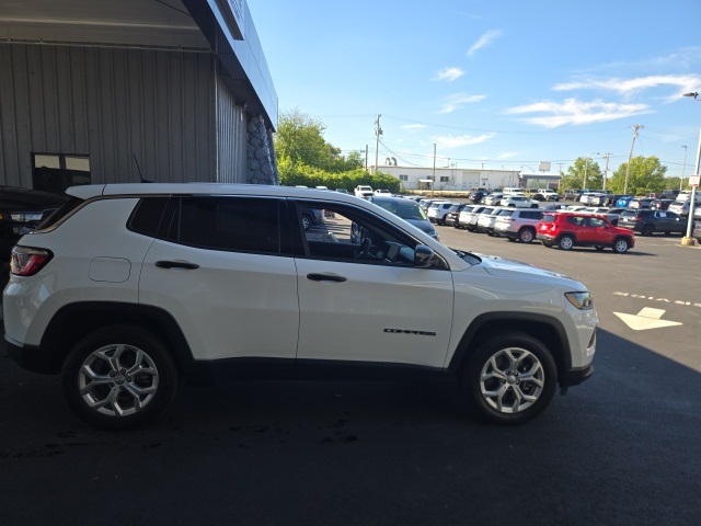 2024 Jeep Compass Sport photo 3