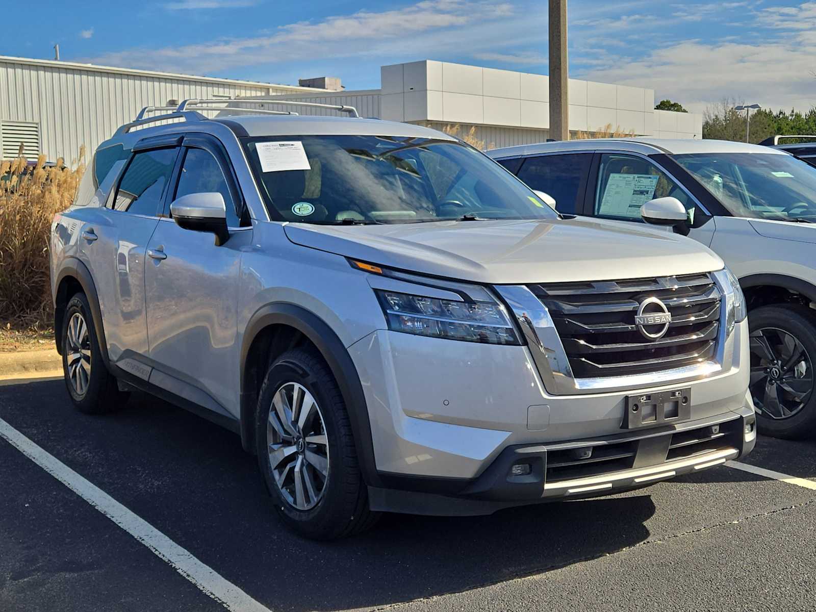 2022 Nissan Pathfinder SL's photo