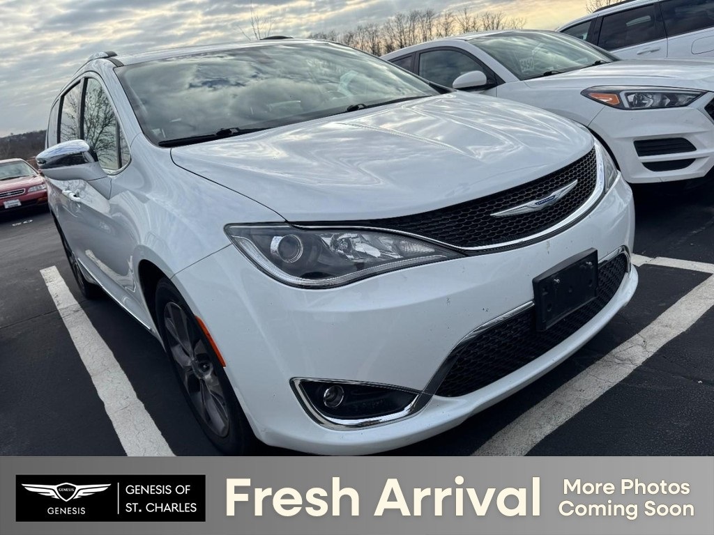 2019 Chrysler Pacifica Limited's photo