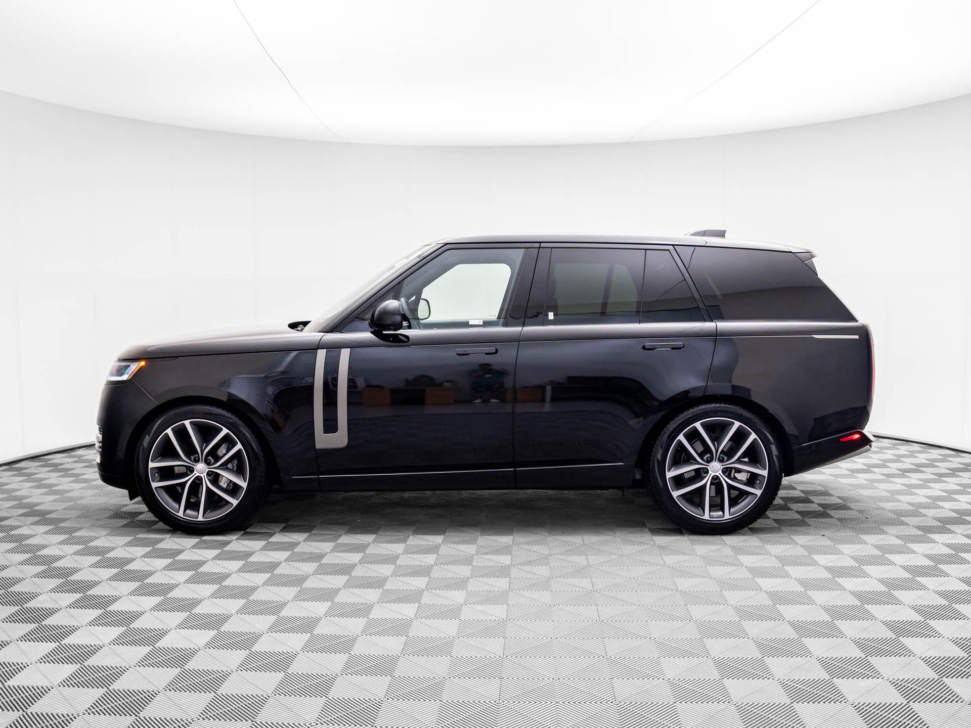 2025 Land Rover Range Rover SE photo 4