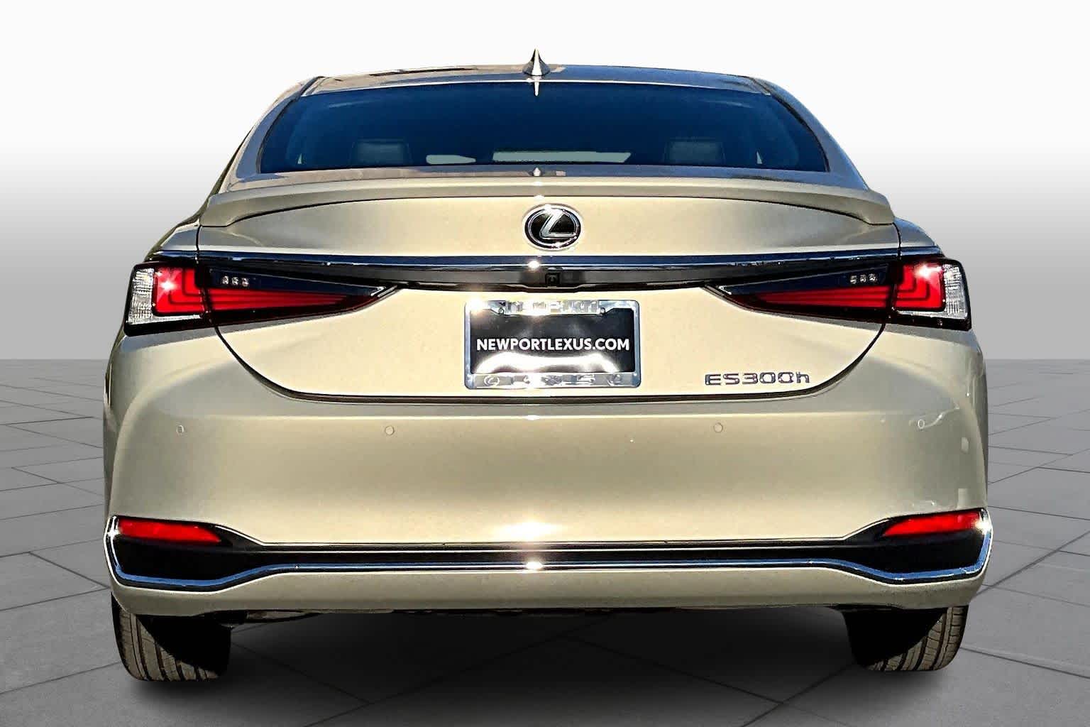2025 Lexus ES 300h Luxury photo 4