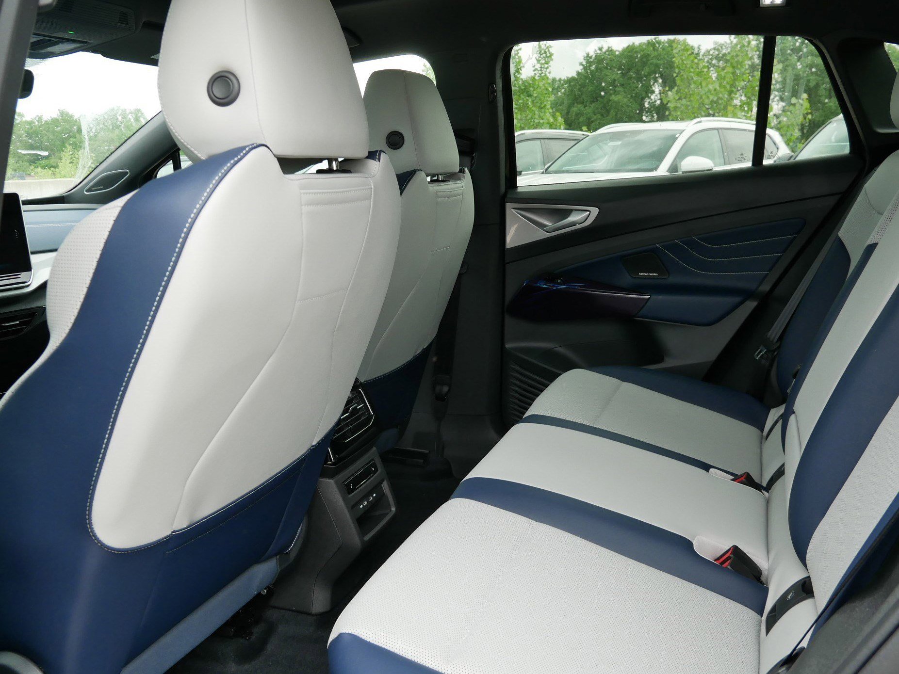 2025 Volkswagen ID.4 Pro Plus photo 4