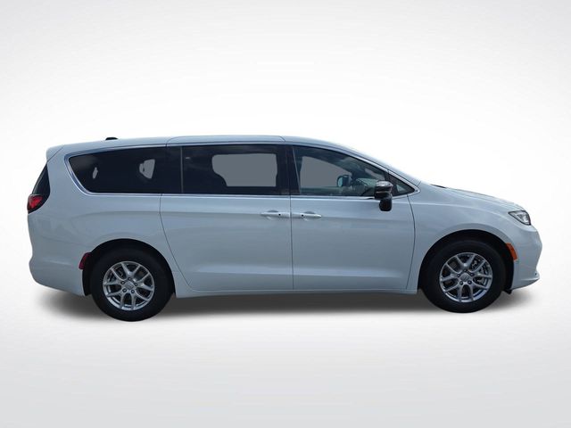 2026 Chrysler Pacifica photo 2