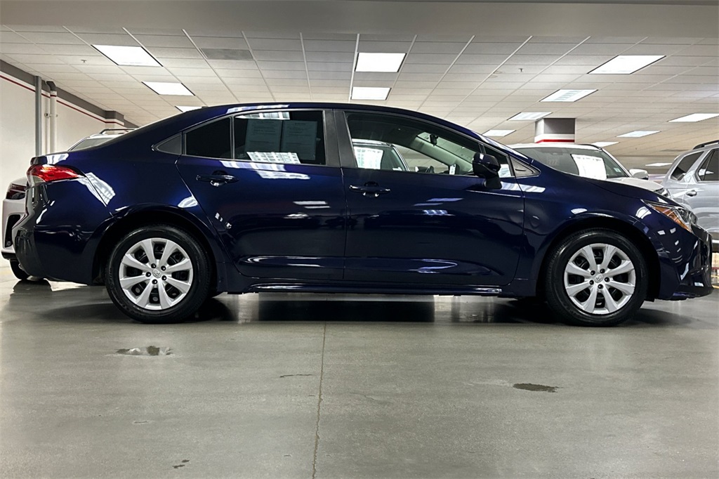2022 Toyota Corolla LE photo 3