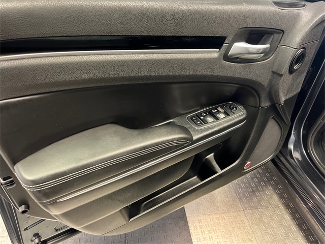 2018 Chrysler 300 S photo 7