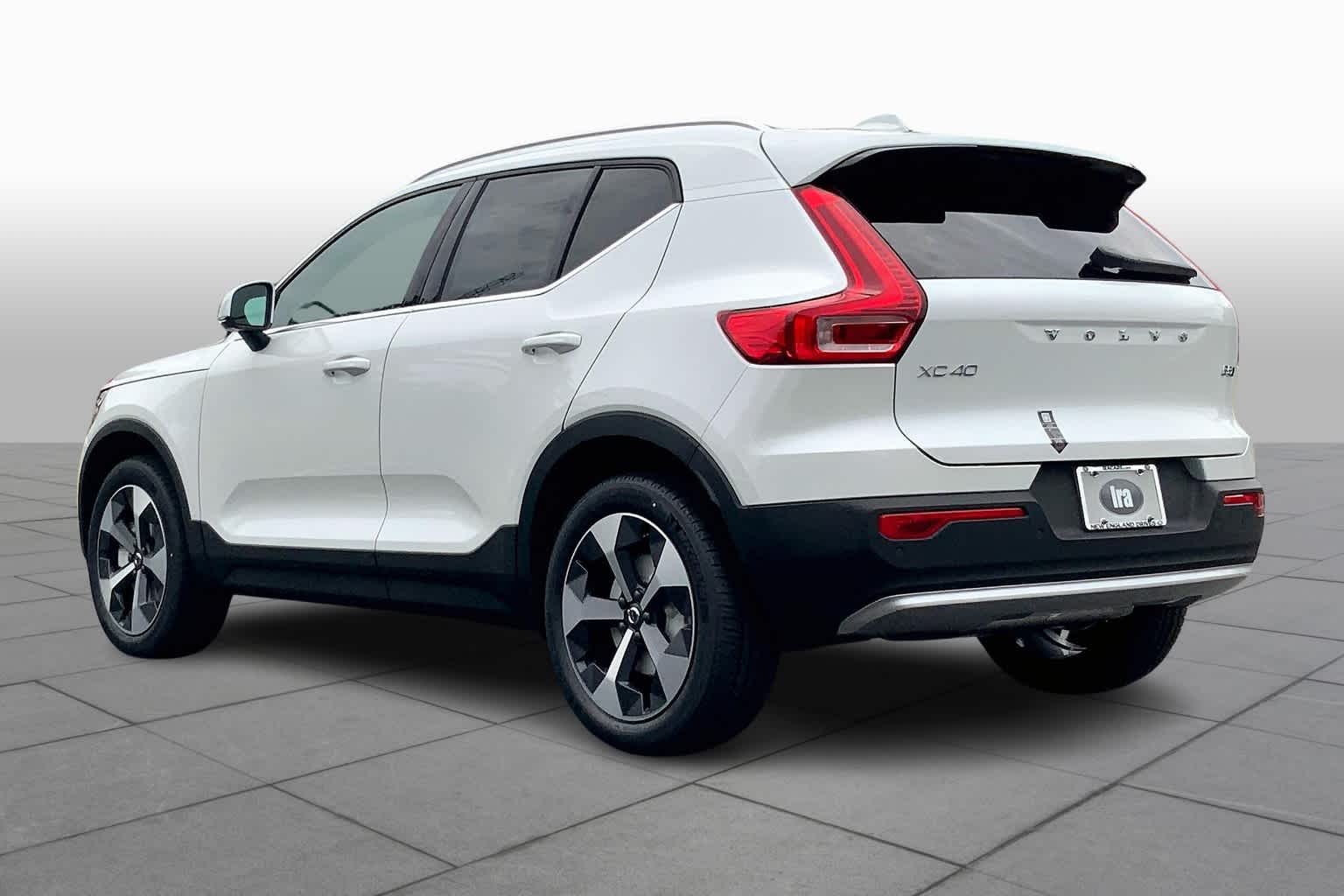 2025 Volvo XC40 Core photo 2