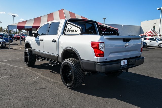 2018 Nissan Titan Crew Cab PRO-4X photo 3