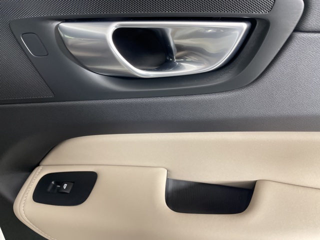 2026 Volvo XC60 Plus photo 15