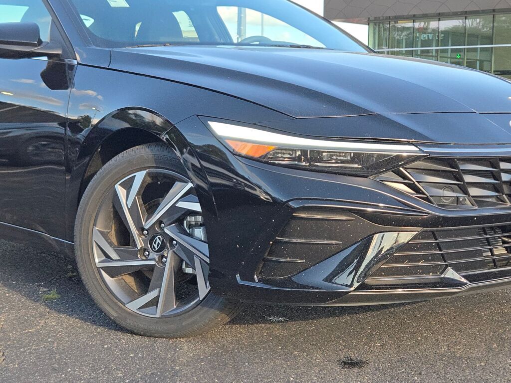 2025 Hyundai Elantra SEL Convenience photo 2