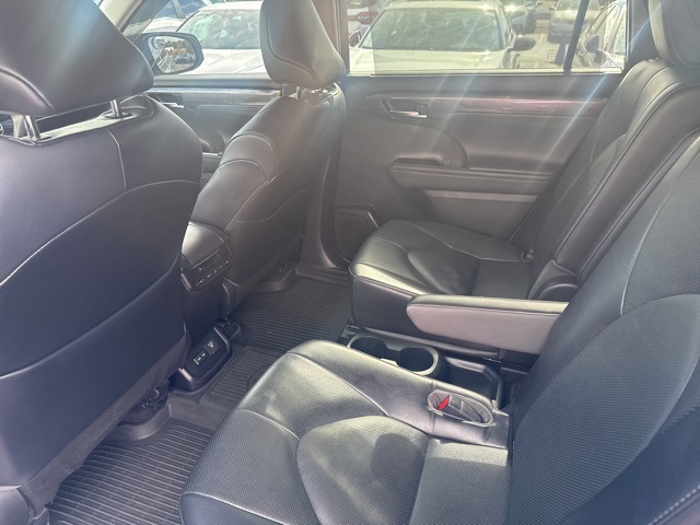 2022 Toyota Highlander Hybrid Limited photo 6