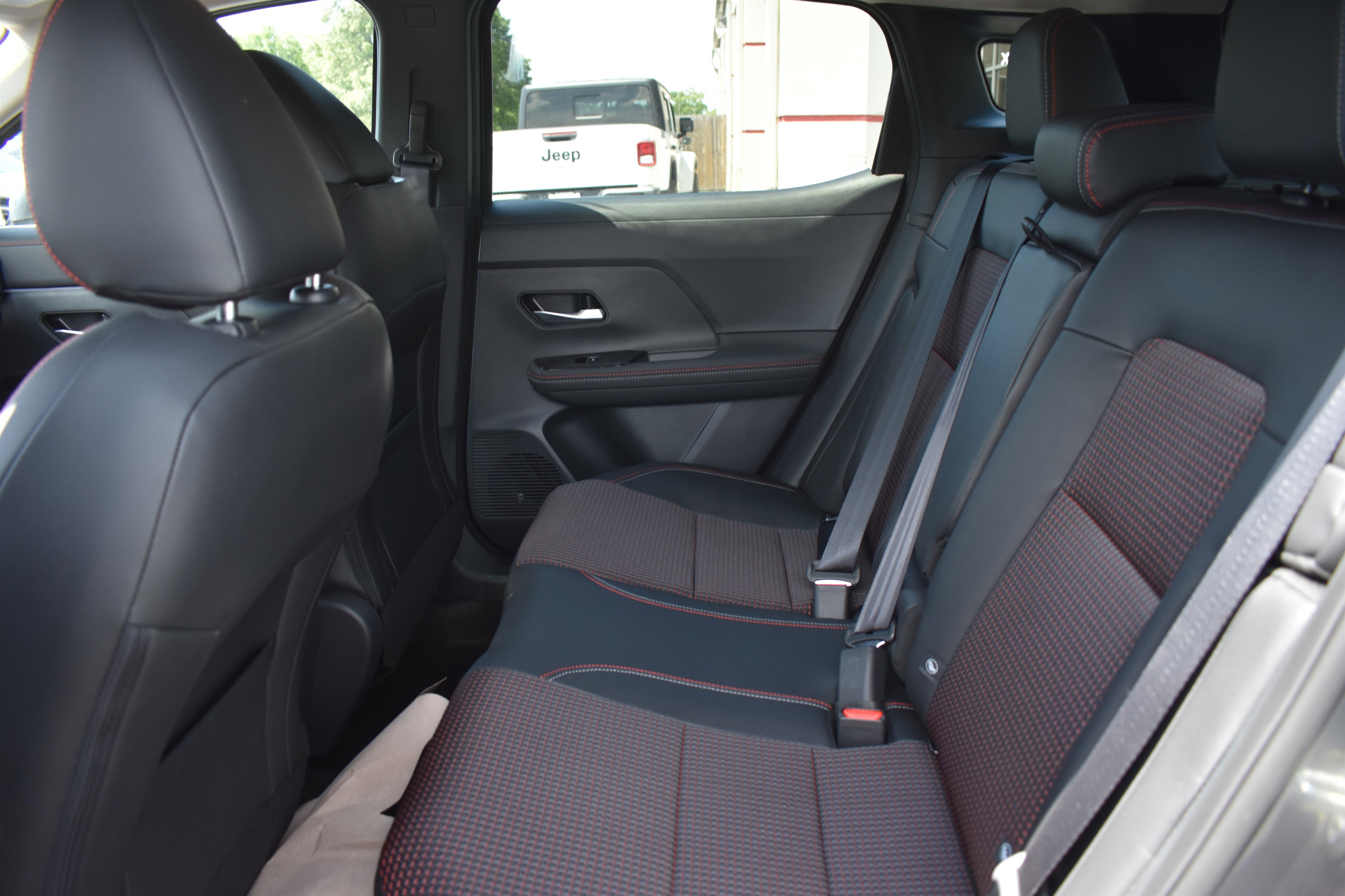 2025 Nissan Kicks SR photo 2