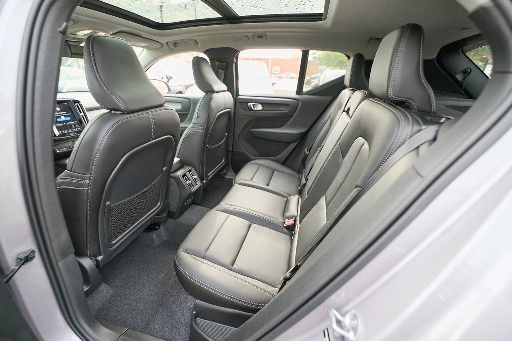 2026 VOLVO XC40 - Image 19