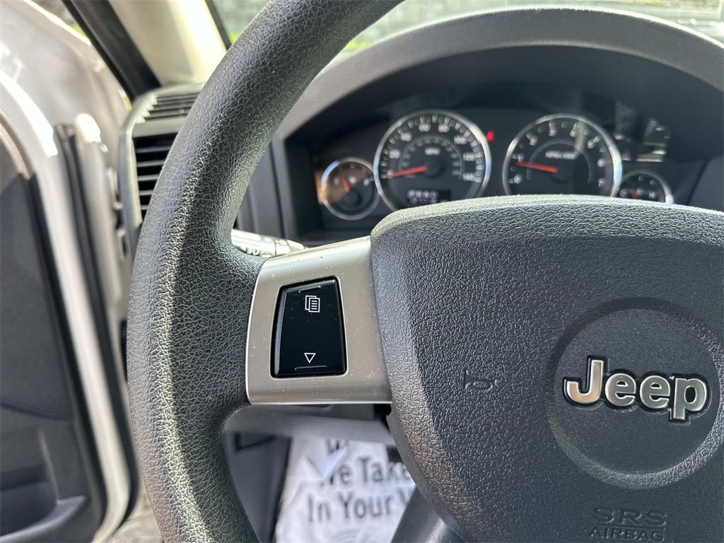 2010 Jeep Grand Cherokee Laredo photo 23