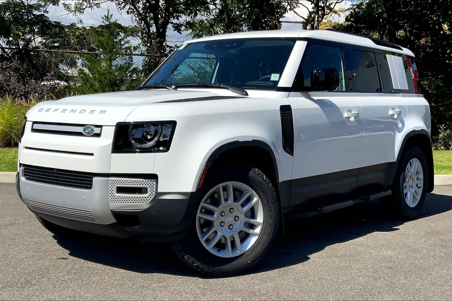 2025 Land Rover Defender S's photo