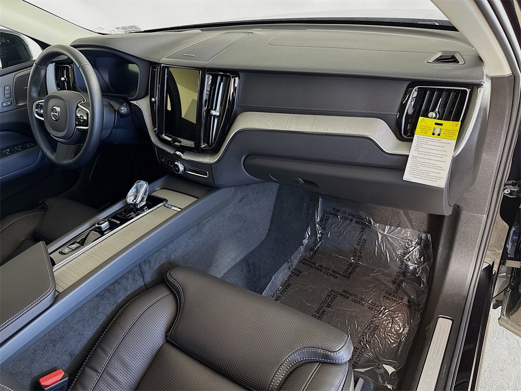 2025 Volvo XC60 Hybrid T8 photo 29
