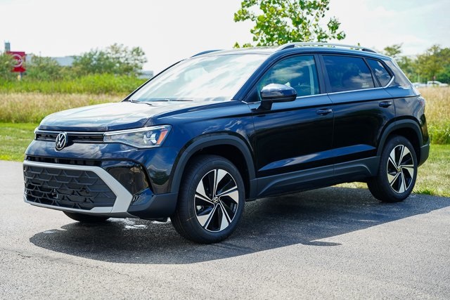 2025 Volkswagen Taos SE photo 2