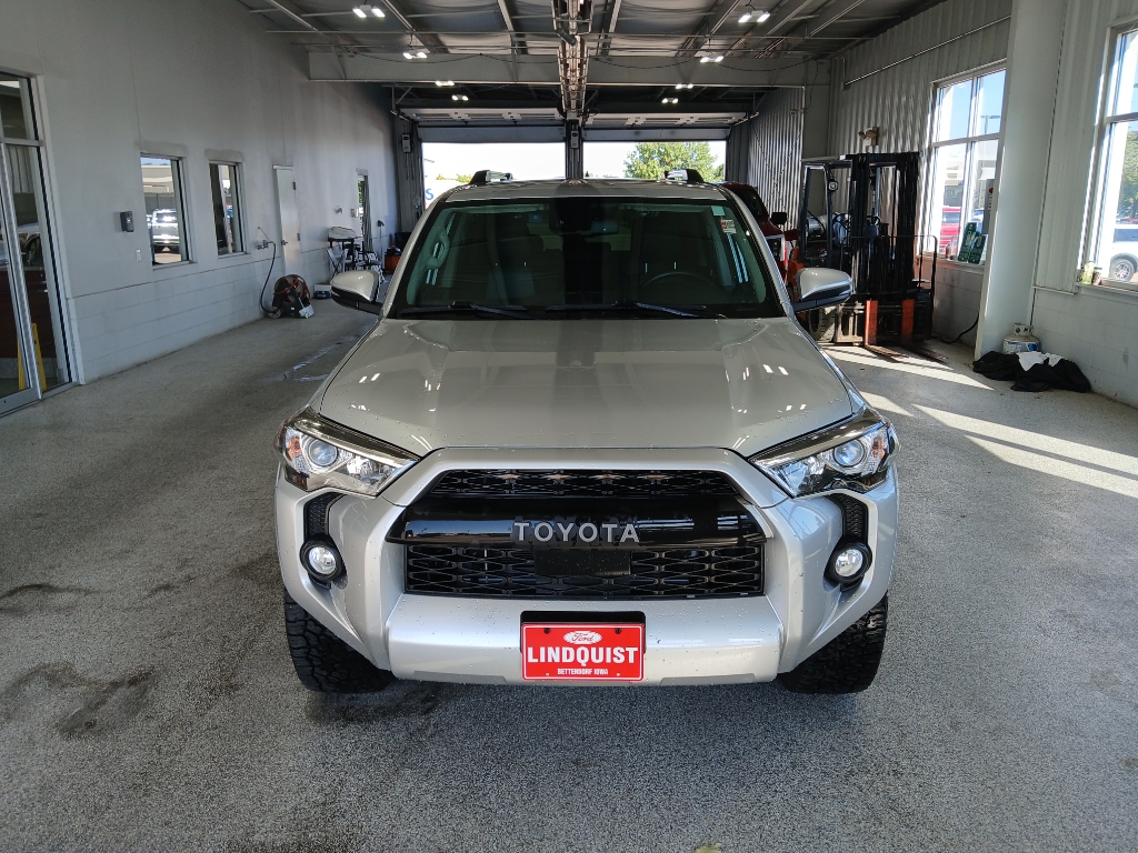 2020 Toyota 4Runner SR5 photo 3