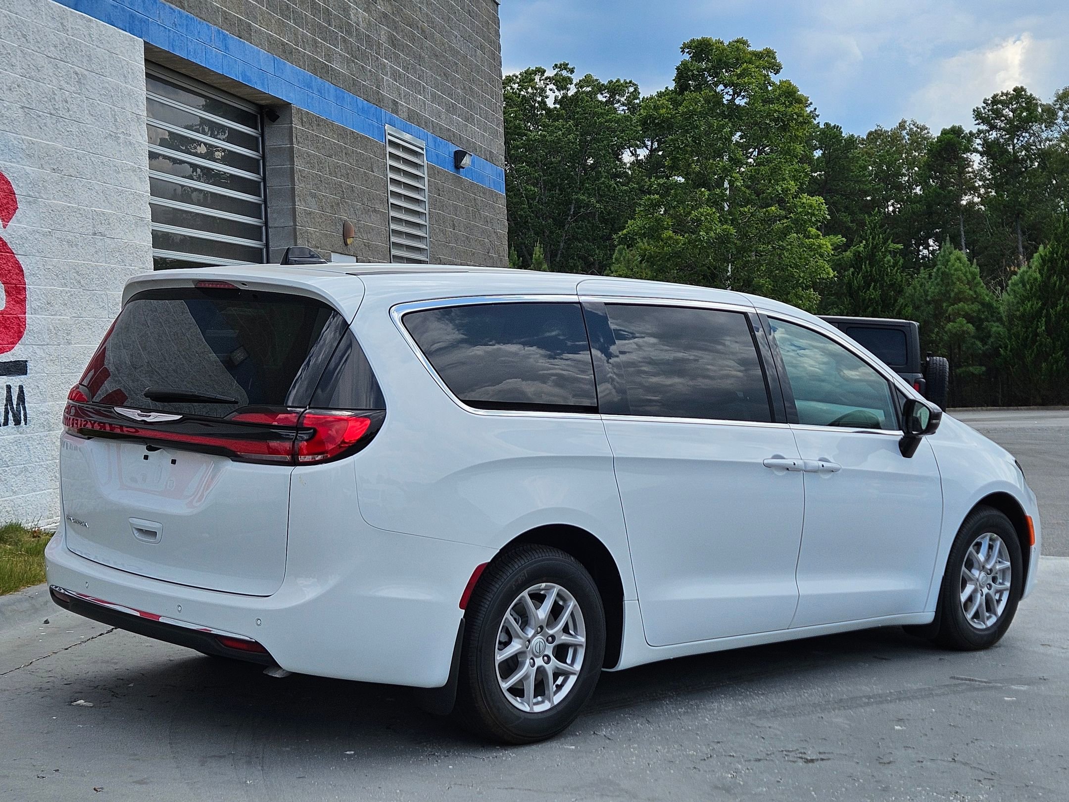 2026 Chrysler Pacifica photo 7