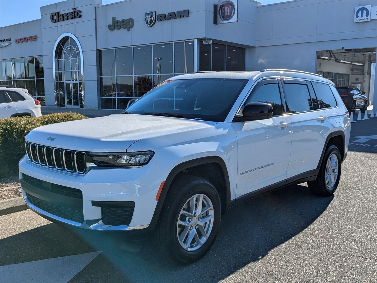 2025 Jeep Grand Cherokee L Laredo's photo