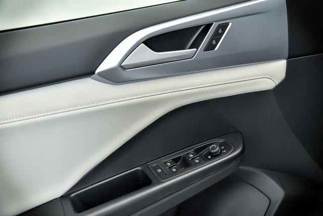 2025 Volkswagen Taos SE photo 3