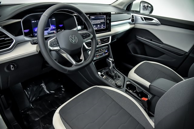 2025 Volkswagen Taos SE photo 4