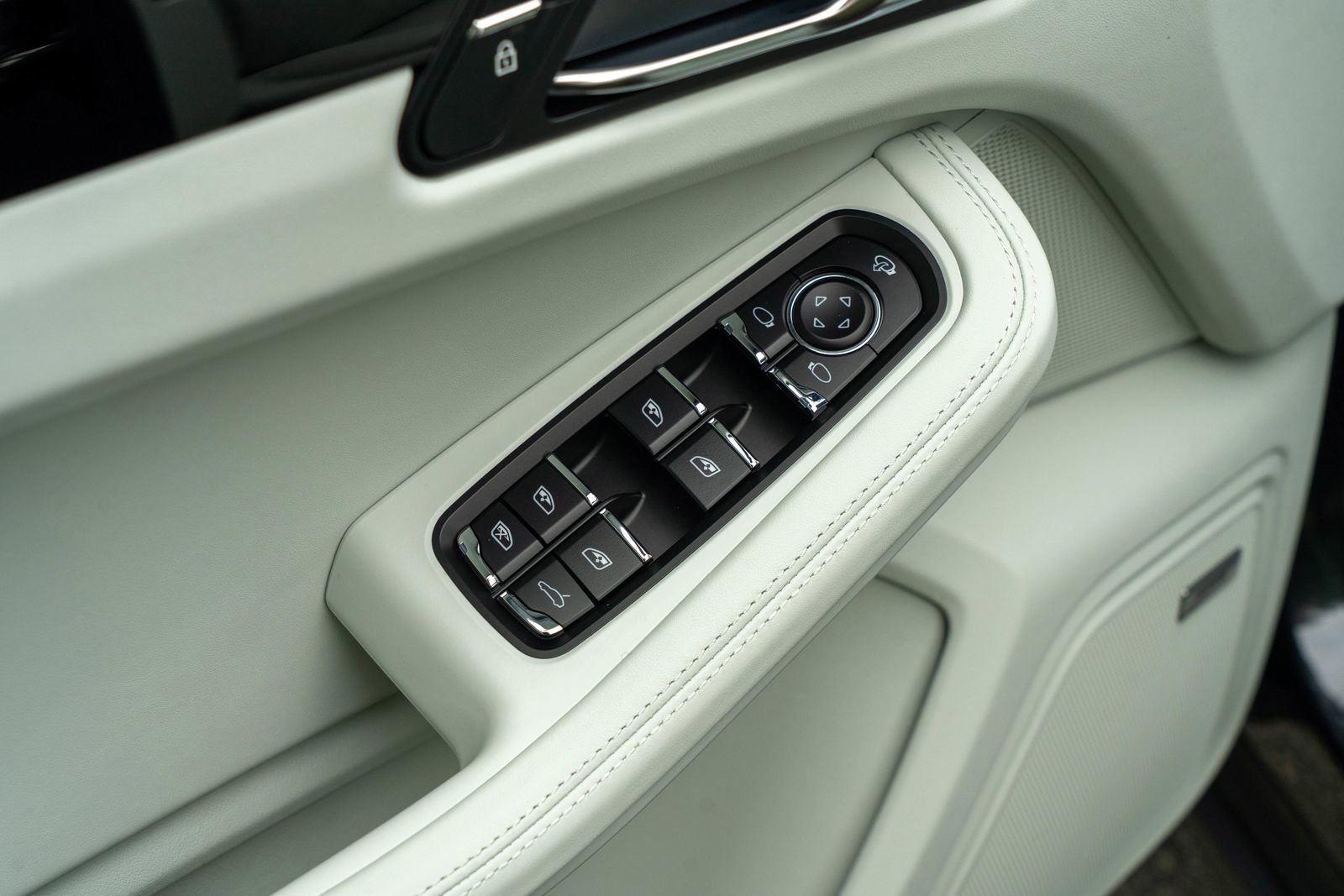 2025 Porsche Macan Base photo 19
