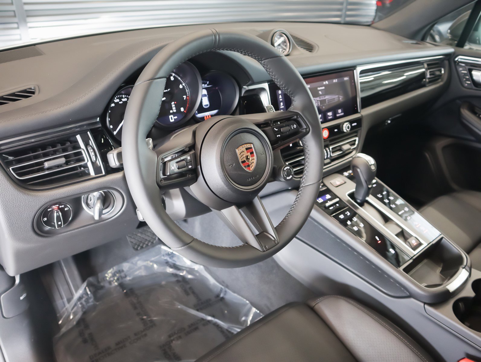 2025 Porsche Macan T photo 4
