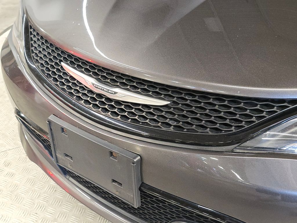 2015 Chrysler 200 S photo 11