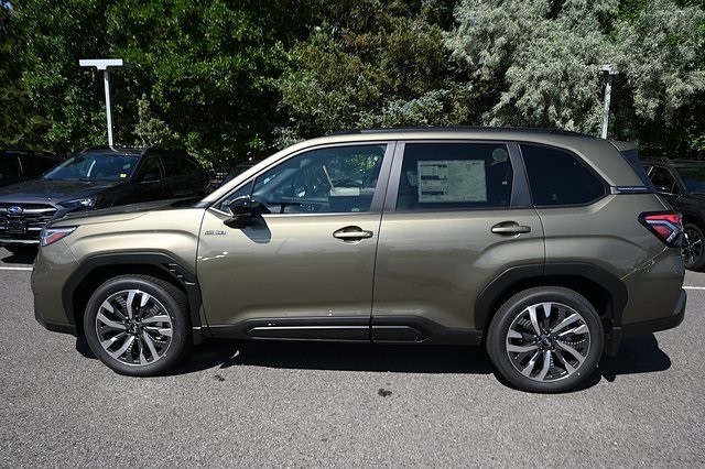 2025 Subaru Forester Touring photo 9