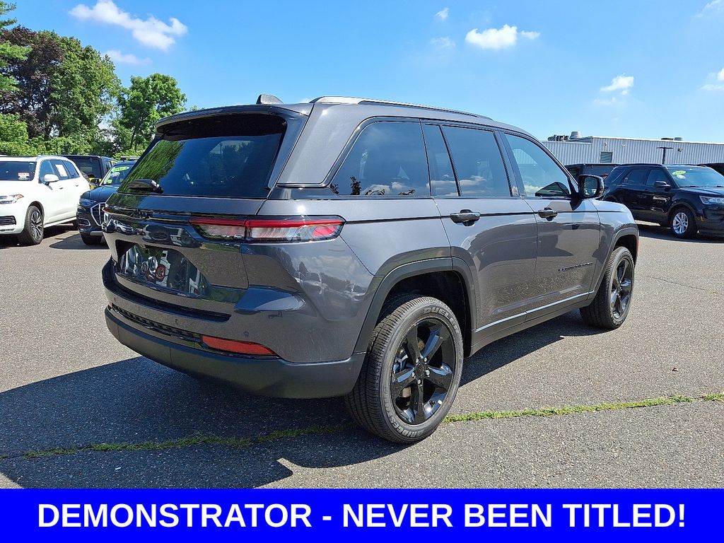 2025 Jeep Grand Cherokee Altitude photo 2