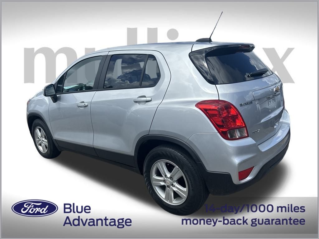 2022 Chevrolet Trax LS photo 2