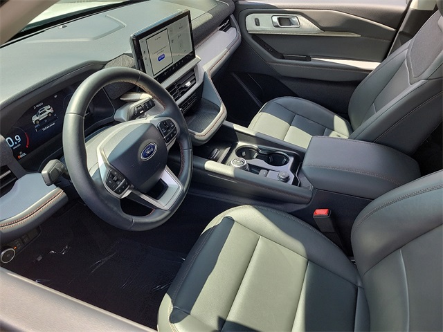 2025 Ford Explorer photo 3