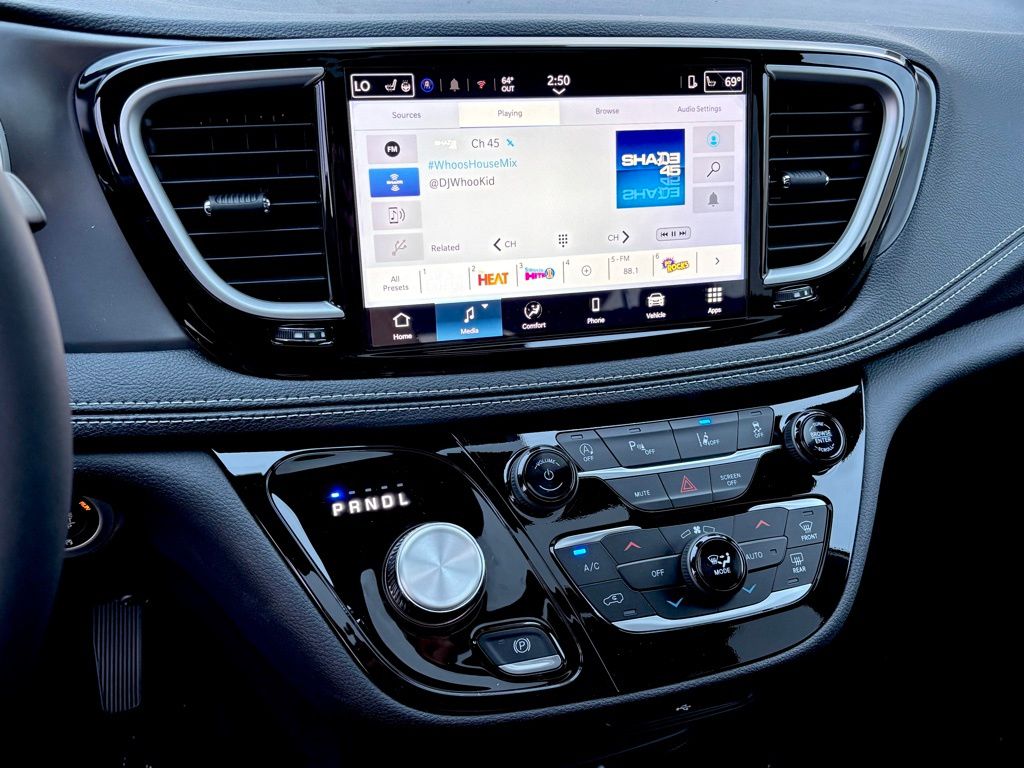 2026 Chrysler Pacifica photo 14