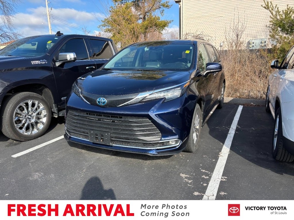 2024 Toyota Sienna XLE's photo