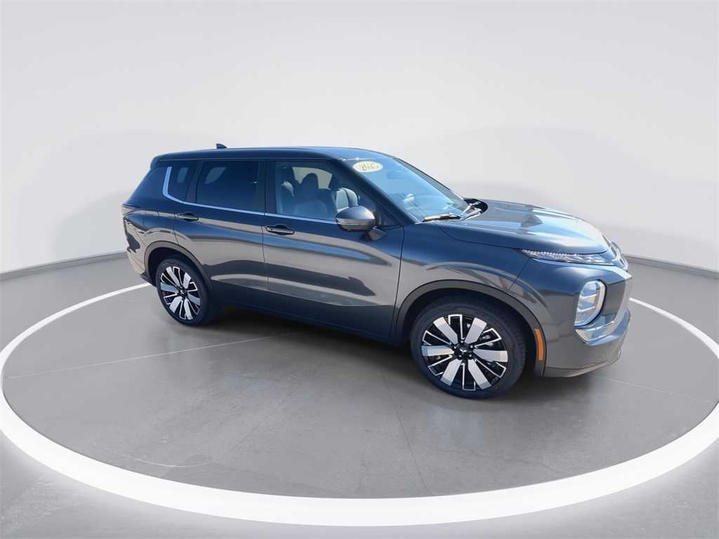 2025 Mitsubishi Outlander SE photo 2