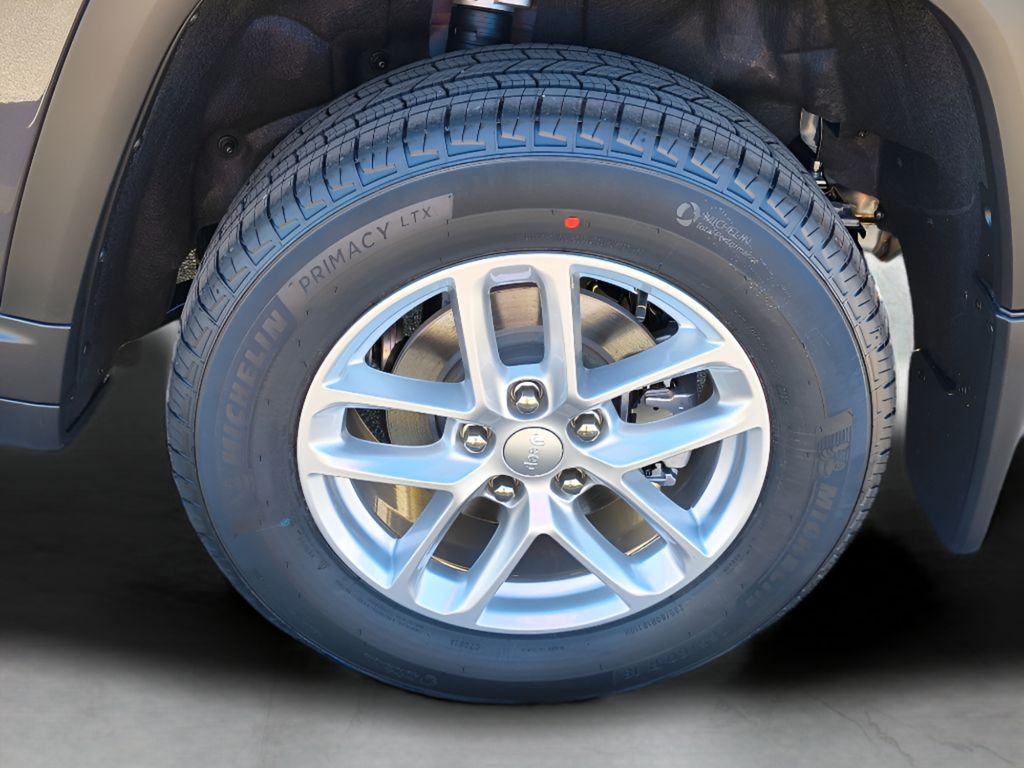 2025 Jeep Grand Cherokee Laredo X photo 3